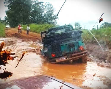 Jeep ficou atolado na 'Estrada de Alagados'