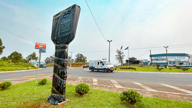 A instalação de um objeto misterioso, coberto por lona, está causando muita curiosidade entre a população de Ponta Grossa