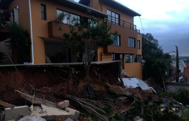 Residência fica no bairro Guabirotuba, em Curitiba