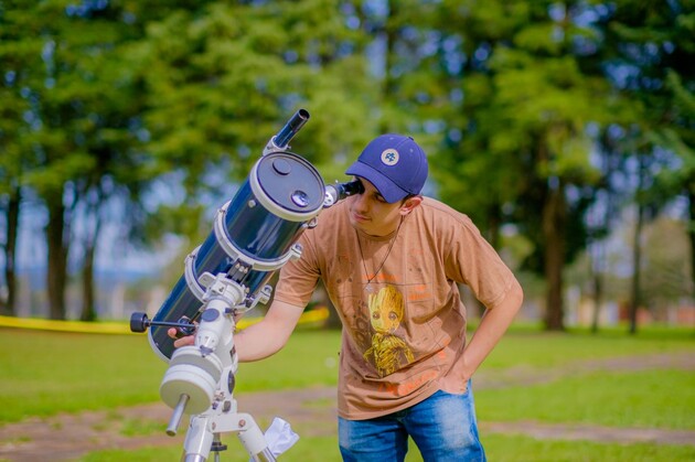 O eclipse solar terá início por volta das 15h40, atingirá seu ápice às 16h50 e encerrará às 17h50