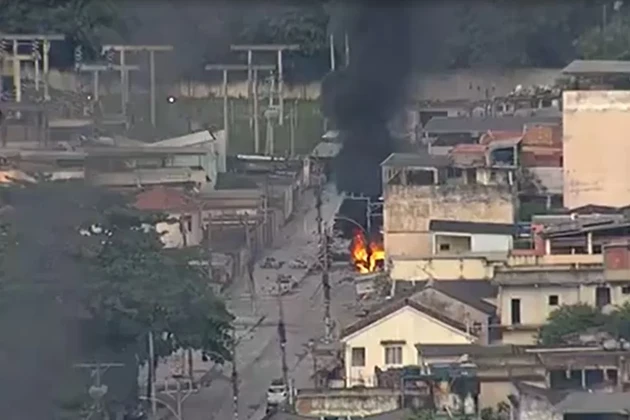 Há relatos de intensos tiroteios em todas as favelas