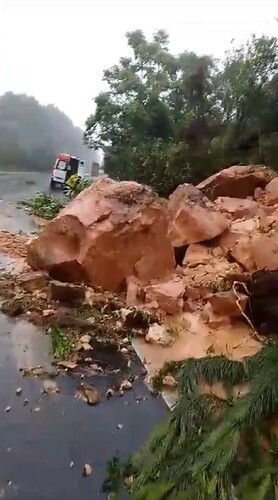 Sedimentos se espalharam pela rodovia