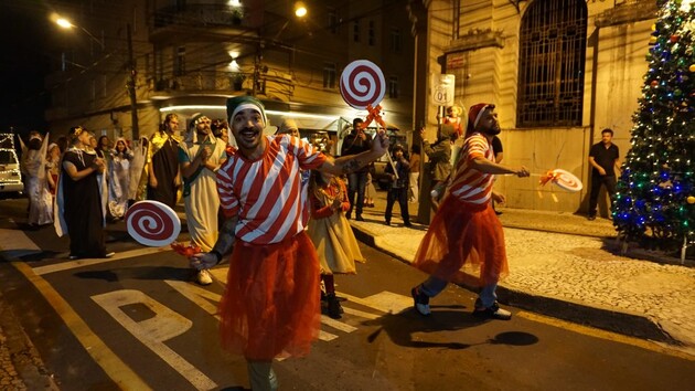 Parada Natalíssima leva a alegria do Natal para a rua XV