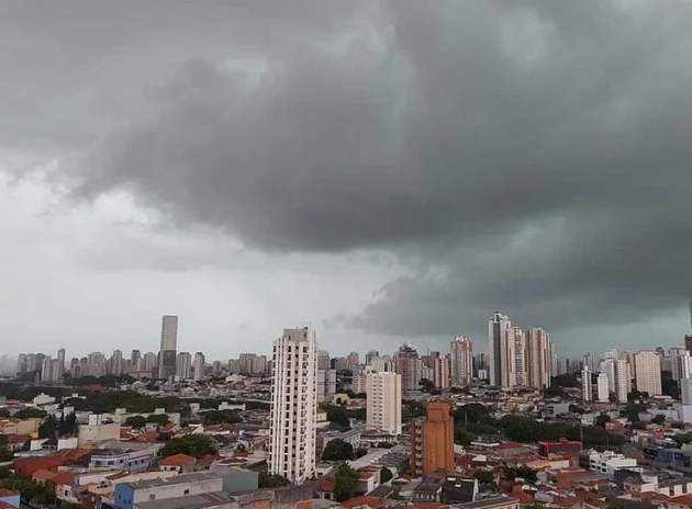 O Instituto Nacional de Meteorologia (Inmet) emitiu, nesta segunda-feira (9), um alerta laranja para tempestades em São Paulo