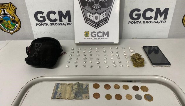 Suspeito e drogas foram encaminhadas à Delegacia de Ponta Grossa