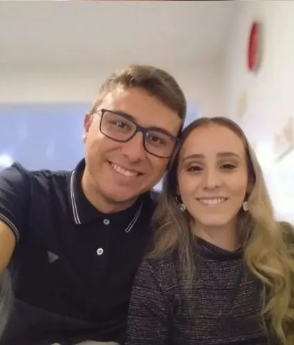 O casal foi morto a tiros por volta das 02h42, no interior de uma casa localizada na rua Polônia, no bairro de Oficinas, em Ponta Grossa