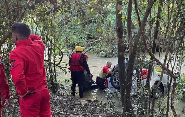 O carro que Cleomar conduzia foi arrastado para o Rio Preto na noite de domingo (8) ao tentar atravessar a ponte de uma estrada rural