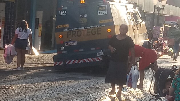 Uma das rodas do veículo afundou em uma tampa da rede elétrica, fazendo com que o carro ficasse preso