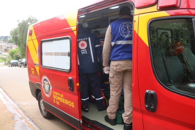 Após receber atendimento de equipes do Corpo de Bombeiros (Siate) e do Samu, o jovem foi levado até o Hospital Regional