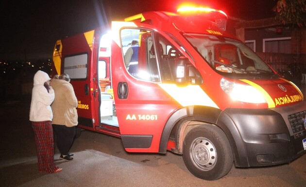 O motociclista sofreu escoriações nos pés e nas mãos e foi socorrido por equipes do Corpo de Bombeiros (Siate)