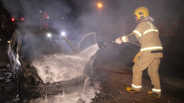 Carro foi completamente tomado pelas chamas