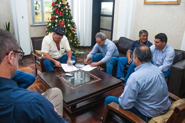O prefeito Butina recebeu no gabinete do Palácio do Diamante o ancião da Congregação Cristã no Brasil de Telêmaco Borba