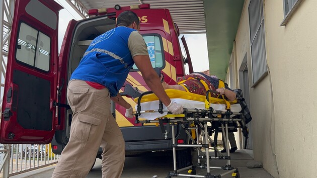 Uma mulher de 67 anos de idade caiu da escada rolante de um empreendimento comercial no bairro da Nova Rússia, em Ponta Grossa