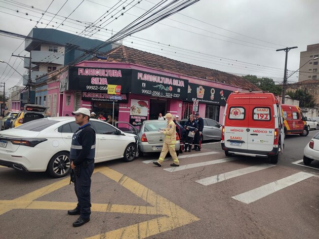 Um acidente de trânsito na manhã deste sábado (14) envolveu dois veículos no Centro de Ponta Grossa