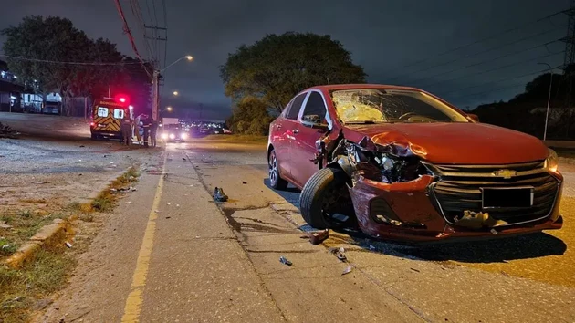 Acidente aconteceu na noite desta sexta-feira (29), na Avenida Juscelino Kubitscheck de Oliveira, na Cidade Industrial de Curitiba (CIC)