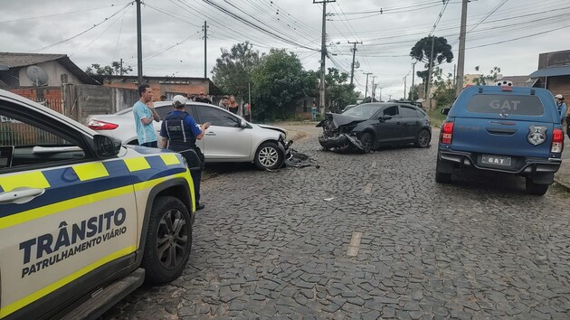 Acidente de trânsito envolve três veículos