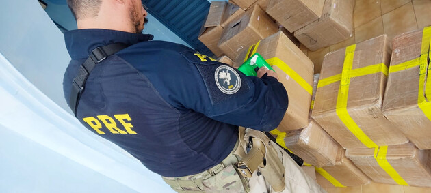 As drogas eram transportadas no baú de uma carreta com placas do Paraguai, abordada na BR-277