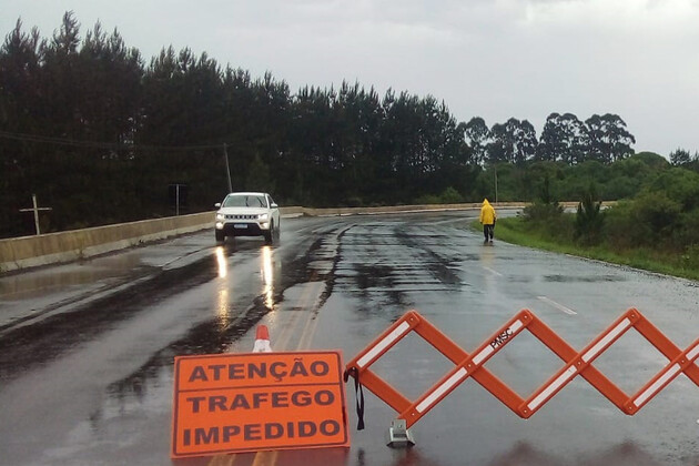 Chuvas bloqueiam ponte entre São Mateus do Sul e o município catarinense de Três Barras