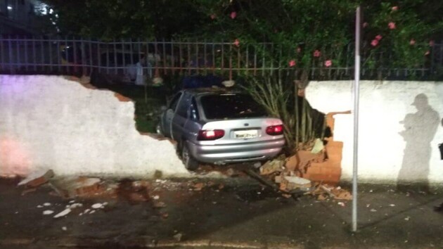 Ford Escort rompeu muro de creche em Rio do Sul