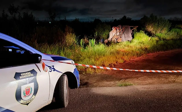 Guardas municipais que patrulhavam pelo Parque Náutico, no Boqueirão, em Curitiba, encontraram um homem morto dentro de um carrinho de materiais recicláveis