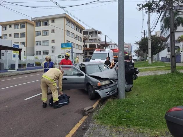 Um motorista, de 25 anos, ficou ferido ao bater o carro que dirigia contra um poste no bairro Água Verde, em Curitiba, na manhã deste sábado (11)