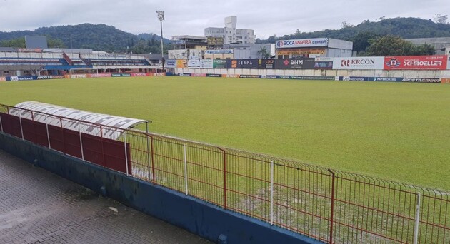 Gramado do estádio Augusto Bauer, em Brusque, sofre com as chuvas