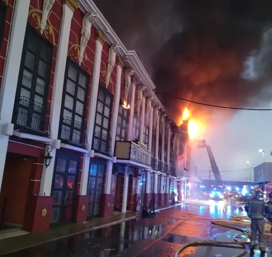 Bombeiros combatem fogo na boate Teatre, em Múrcia