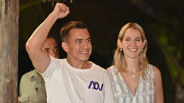 Daniel Noboa, de 35 anos, que venceu a eleição com 52,3% dos votos, ao lado da esposa, Lavinia Valbonesi