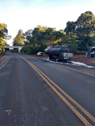 Um caminhão com carga de óleo diesel pegou fogou na madrugada deste sábado (04), na PR-091, km 225, em Arapoti
