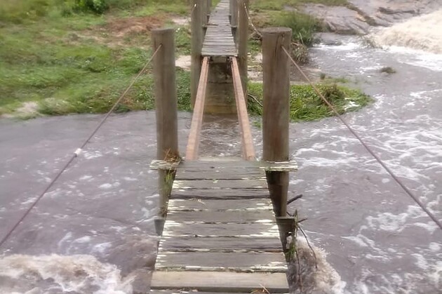 Parte da ponte que leva à cachoeira da Ponte de Pedra e ao mirante do Parque Guartelá caiu