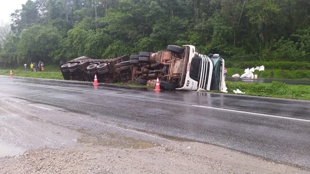 Um acidente envolvendo cinco caminhões bloqueou a BR-277, em Morretes, no litoral do Paraná, no km 31