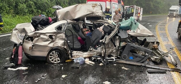 Um grave acidente neste domingo (08), na BR-376, no km 331, em Ortigueira, nos Campos Gerais, deixou três pessoas feridas