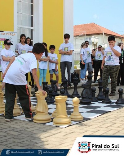O projeto, idealizado pela União Esportiva Xadrez Piraí e patrocinado pela Cooperativa Sicredi, visa levar o xadrez a várias praças da cidade