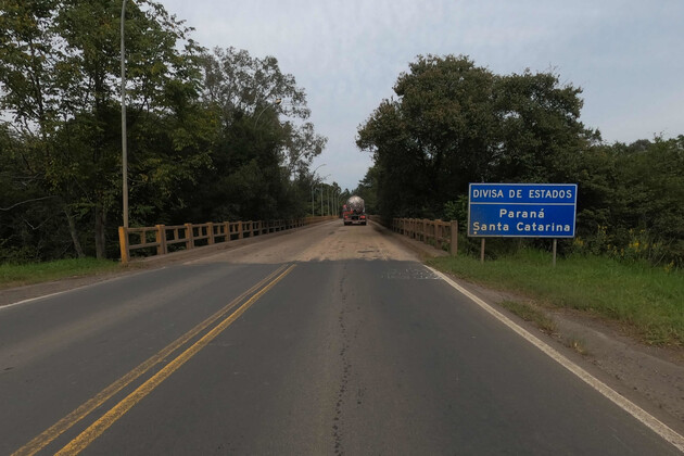 Devido às condições no município de Três Barras (SC), a ponte sobre o Rio Negro está novamente com bloqueio total de tráfego