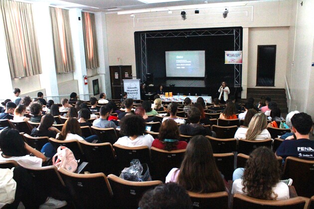 A manhã de abertura do evento, na segunda-feira (20), trouxe a Ponta Grossa a professora Maria Cecília Guirado, do Departamento de Comunicação Social da Universidade Estadual de Londrina