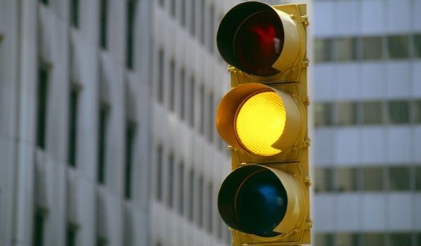 Por força de lei municipal, os sinaleiros exibem, da meia-noite até às 5 horas da manhã, um sinal amarelo de forma intermitente