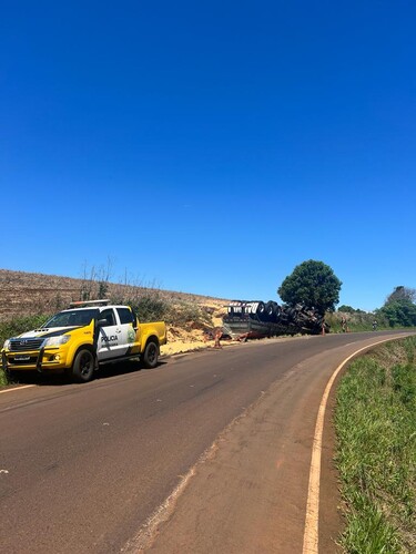 Um caminhão carregado com soja tombou nesta terça-feira (10), na PR-364, no km 243, em Goioxim (PR)