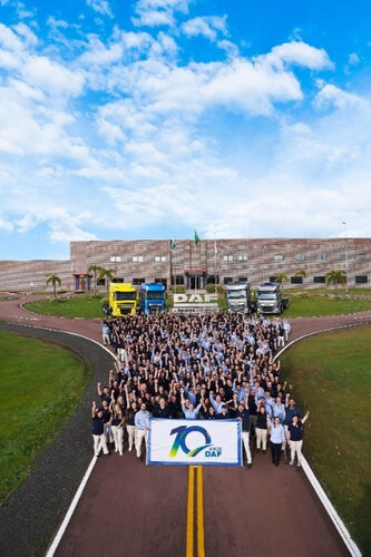 Funcionários da fábrica da DAF, em Ponta Grossa, comemoram o aniversário da empresa