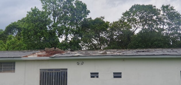Houve danos em toda extensão do telhado, especialmente no bloco que cobre a ala feminina, refeitório e ala de isolamento