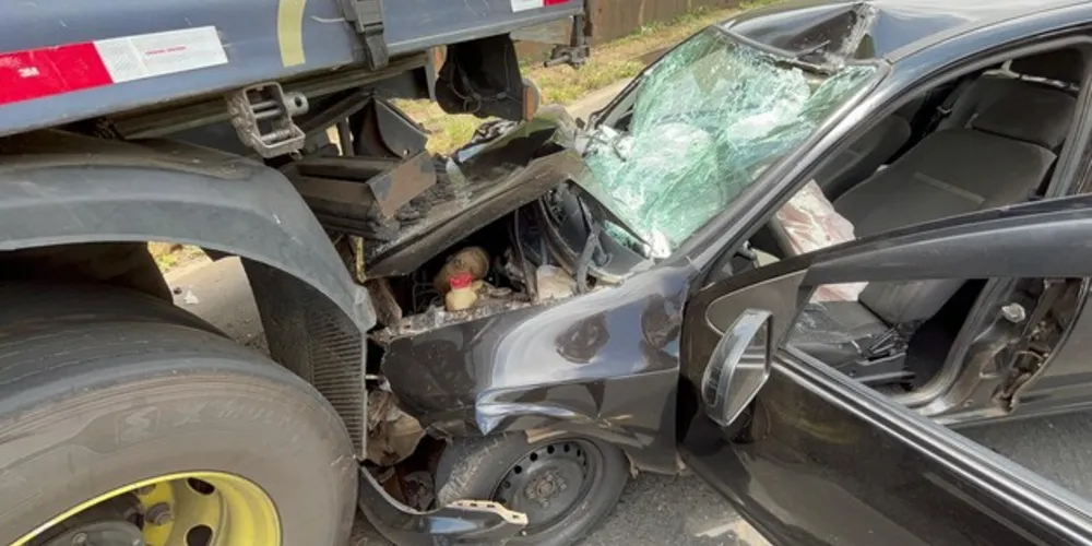 Imagem ilustrativa da imagem Carro bate em caminhão e deixa dois feridos na BR-376 em PG