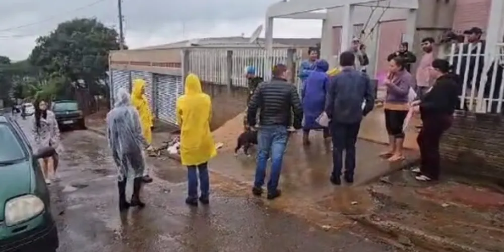 Vento deixou estragos em diversas regiões da cidade