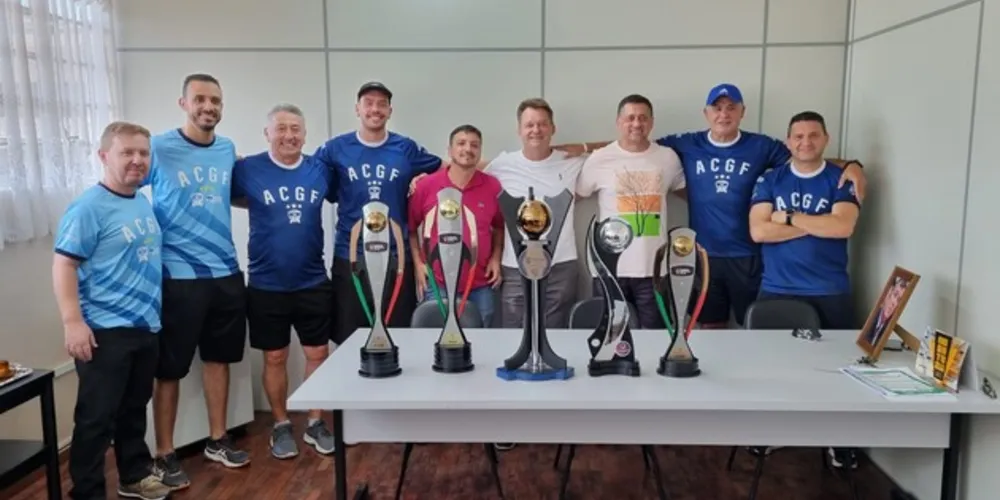 Técnicos e dirigentes da Associação levaram alguns dos troféus conquistados neste ano