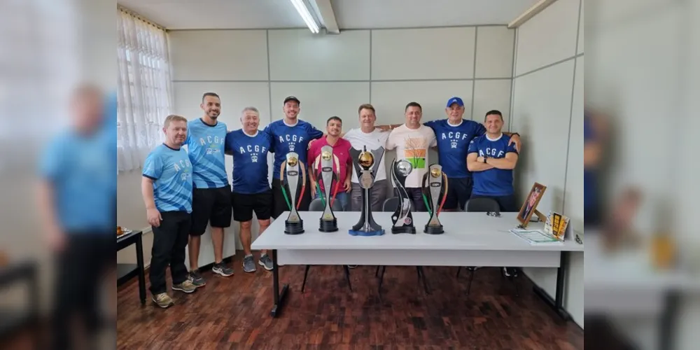 Técnicos e dirigentes da Associação levaram alguns dos troféus conquistados neste ano