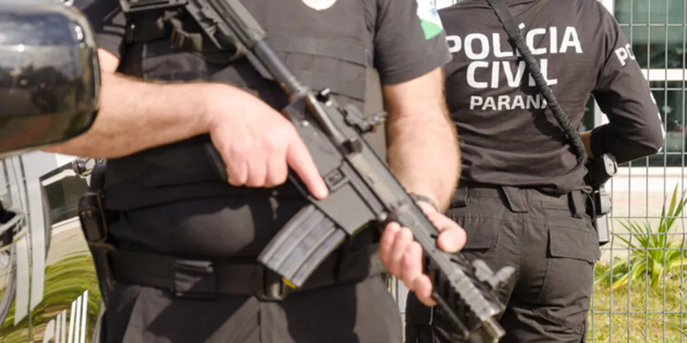 Foram apreendidos também  a motocicleta, capacete e roupas que os suspeitos estavam trajando no momento do crime, além de um celular.