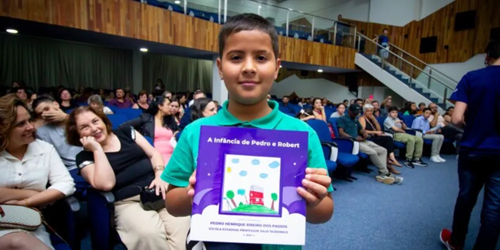 Os alunos são do Colégio Estadual Júlio Teodorico.