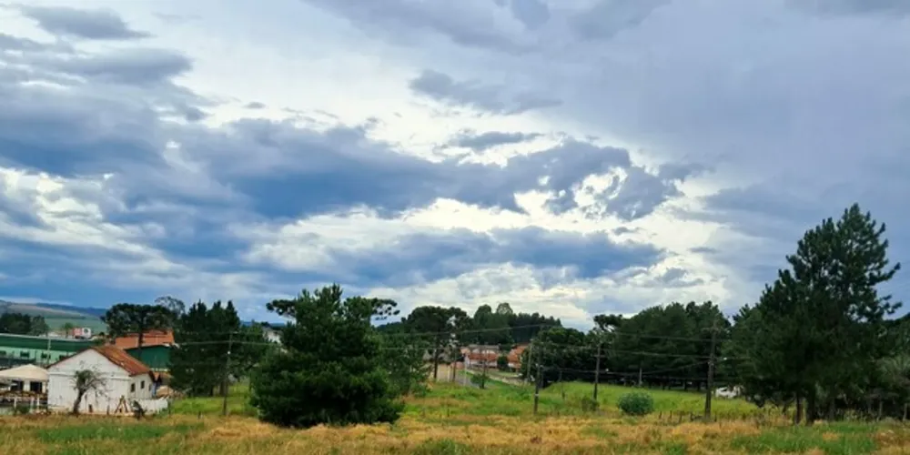 Orientação é buscar abrigo e ficar atento.