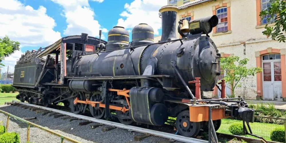 Por agora, a Maria Fumaça permanece no local onde sempre esteve.