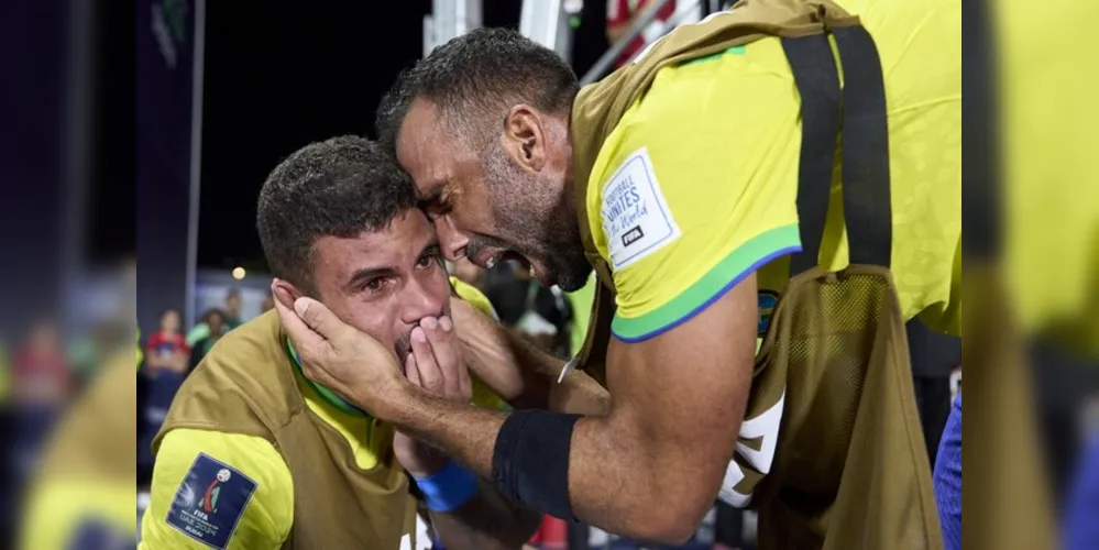 Autor do gol da virada histórica do Brasil, Brendo é abraçado por Bruno Xavier