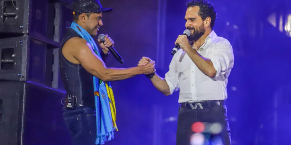 A dupla Zezé Di Camargo & Luciano durante a apresentação no Verão Maior Parana