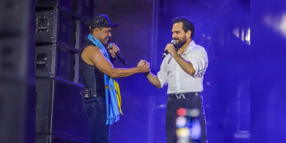 A dupla Zezé Di Camargo & Luciano durante a apresentação no Verão Maior Parana